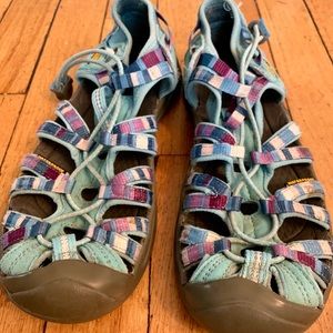 Kids Keen shoes size 4